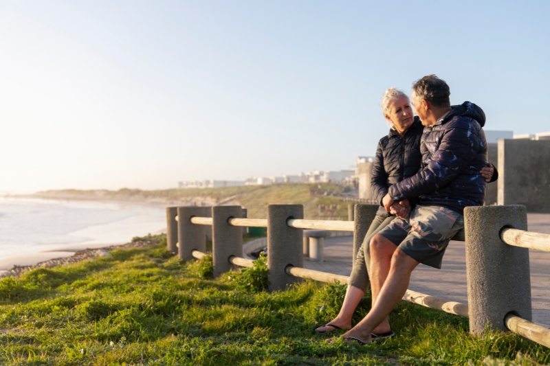 Una pareja senior disfruta del turismo slow cerca del mar