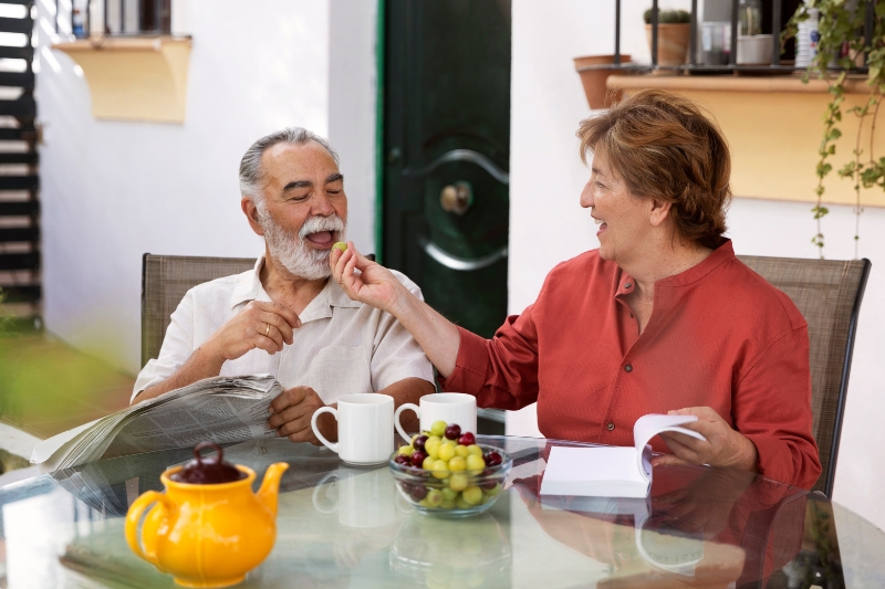 Una pareja senior disfruta de un desayuno saludable
