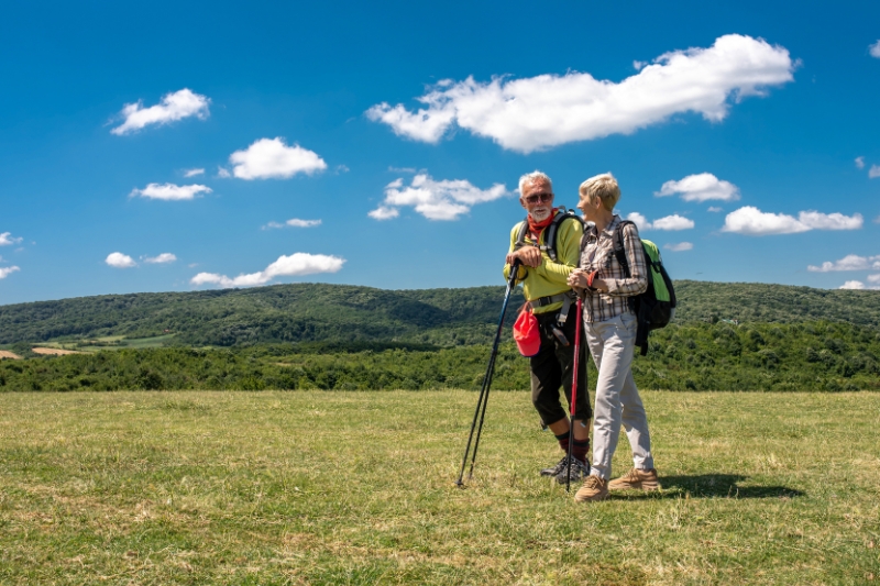 Una pareja senior hace senderismo en la naturaleza